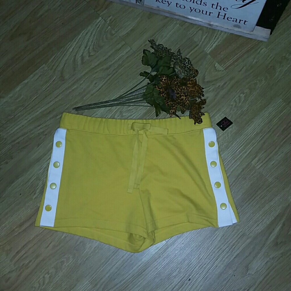 No Boundaries  Gold Ice snap short